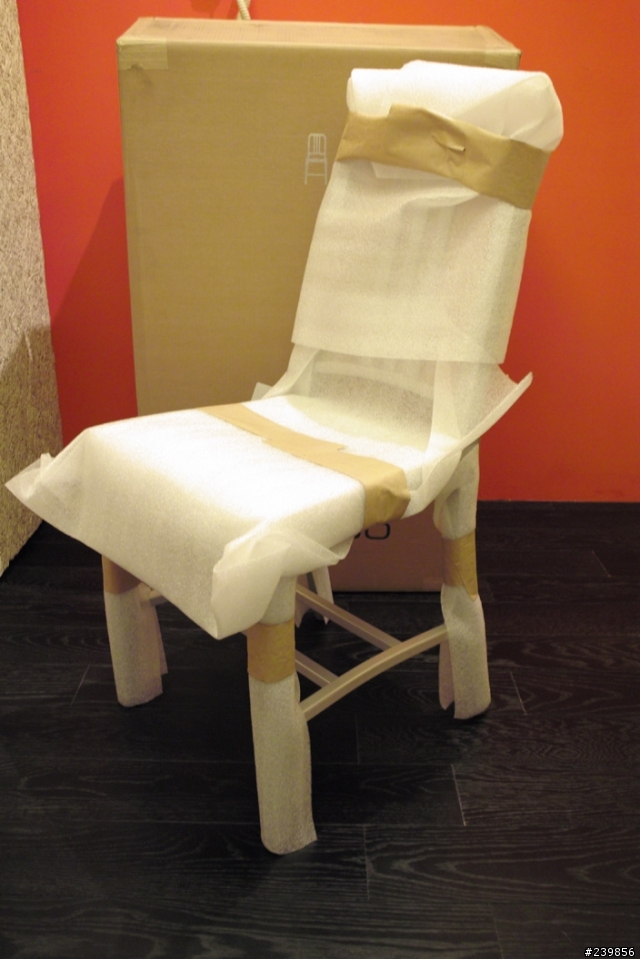 【開箱】emeco NAVY│一張不只用來摔玻璃,還可以上手銬的椅子