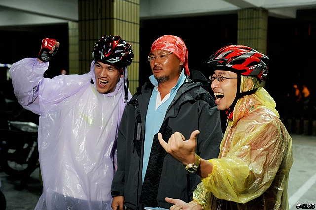 《一路南北騎 - 第十二集》 破史上陪騎車友記錄的冒雨夜騎台南府城