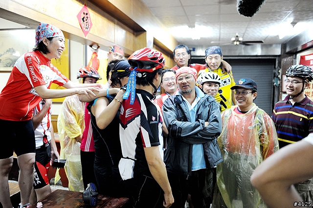 《一路南北騎 - 第十二集》 破史上陪騎車友記錄的冒雨夜騎台南府城