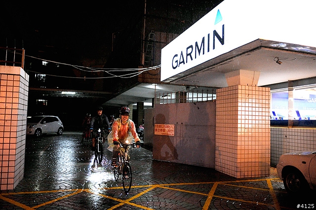 《一路南北騎 - 第十二集》 破史上陪騎車友記錄的冒雨夜騎台南府城