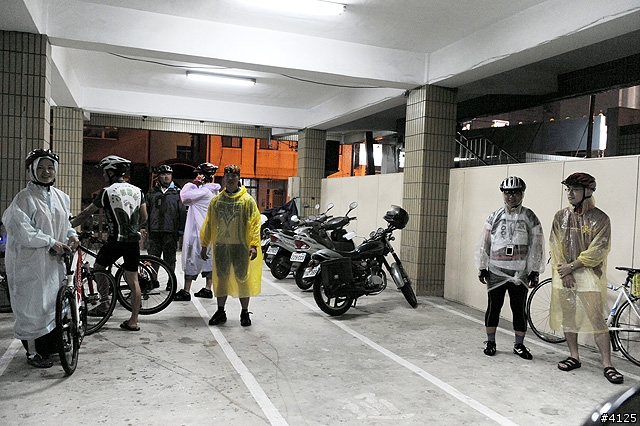 《一路南北騎 - 第十二集》 破史上陪騎車友記錄的冒雨夜騎台南府城