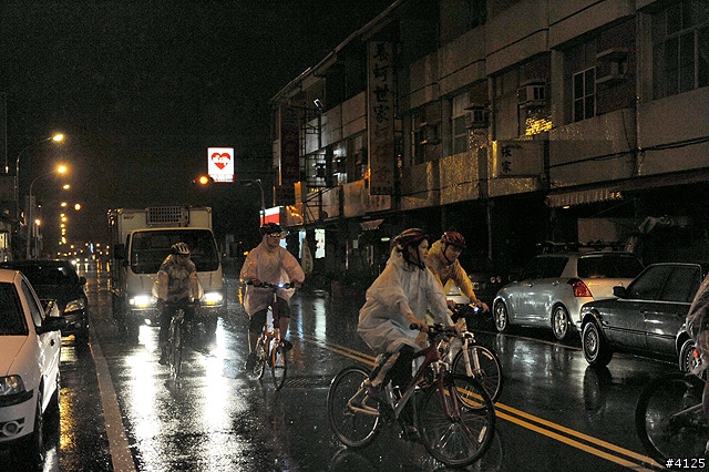 《一路南北騎 - 第十二集》 破史上陪騎車友記錄的冒雨夜騎台南府城