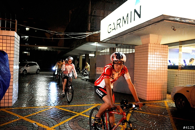 《一路南北騎 - 第十二集》 破史上陪騎車友記錄的冒雨夜騎台南府城