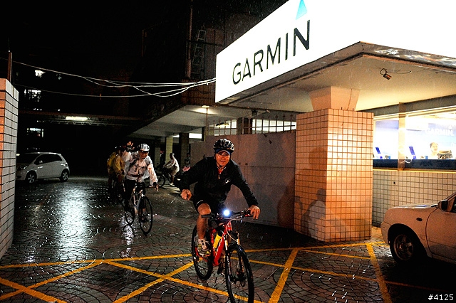 《一路南北騎 - 第十二集》 破史上陪騎車友記錄的冒雨夜騎台南府城