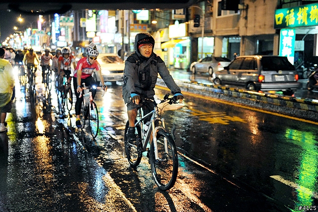 《一路南北騎 - 第十二集》 破史上陪騎車友記錄的冒雨夜騎台南府城