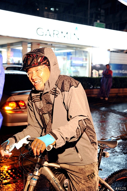 《一路南北騎 - 第十二集》 破史上陪騎車友記錄的冒雨夜騎台南府城