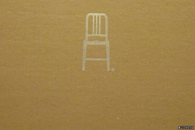 【開箱】emeco NAVY│一張不只用來摔玻璃,還可以上手銬的椅子