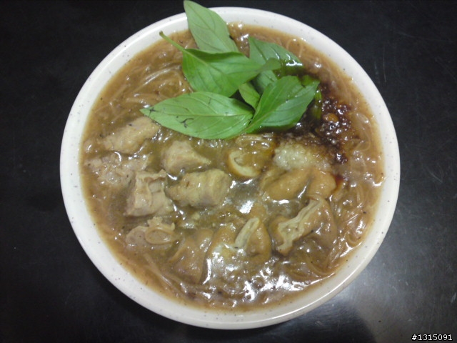 三重市一個外國人在賣蚵仔麵線