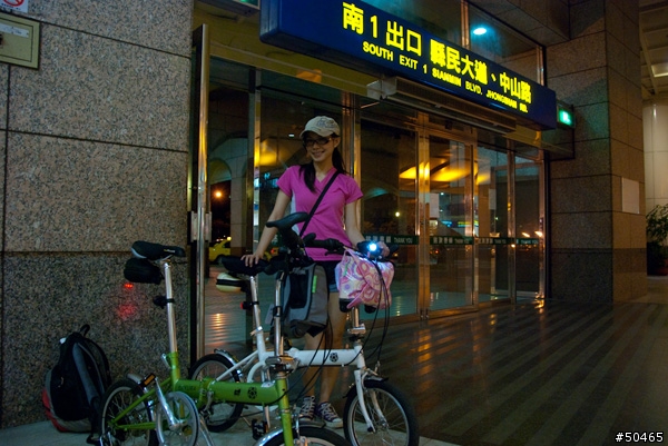 (新增高鐵+台鐵測試報告-97樓)日系風夢幻可拖行攜車袋-卡達家輪式攜車袋(給女王的好物)<我的第二次開箱文>