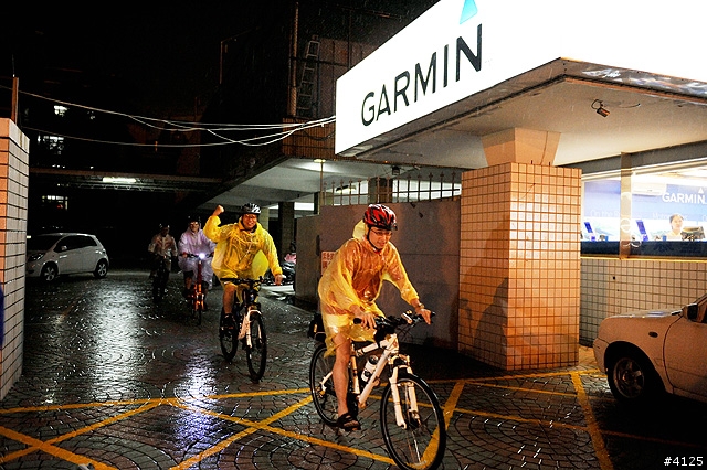 《一路南北騎 - 第十二集》 破史上陪騎車友記錄的冒雨夜騎台南府城
