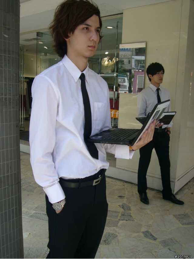 LUXGEN的美女機器人+帥氣男主角