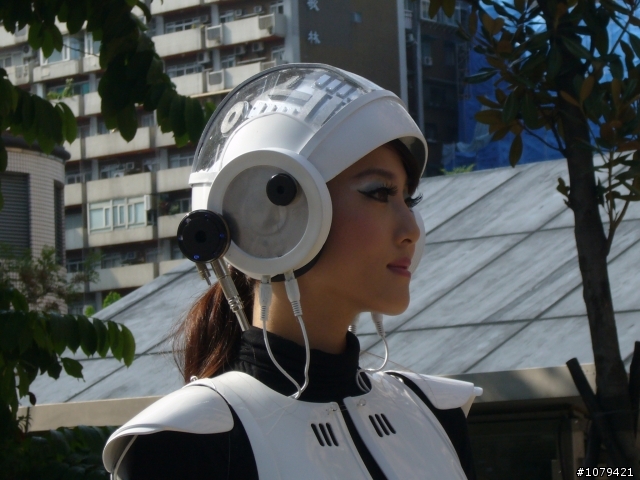 LUXGEN的美女機器人+帥氣男主角