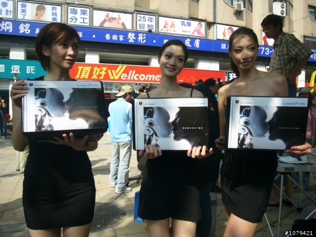 LUXGEN的美女機器人+帥氣男主角