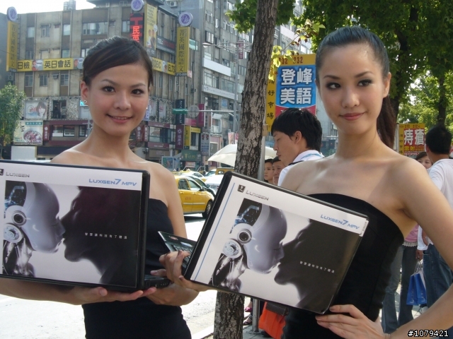 LUXGEN的美女機器人+帥氣男主角