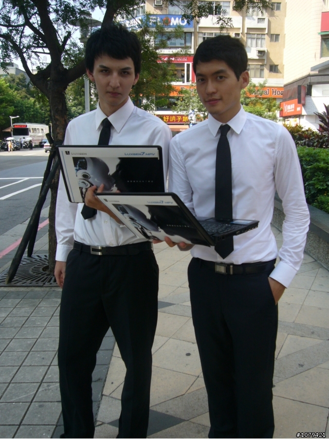LUXGEN的美女機器人+帥氣男主角