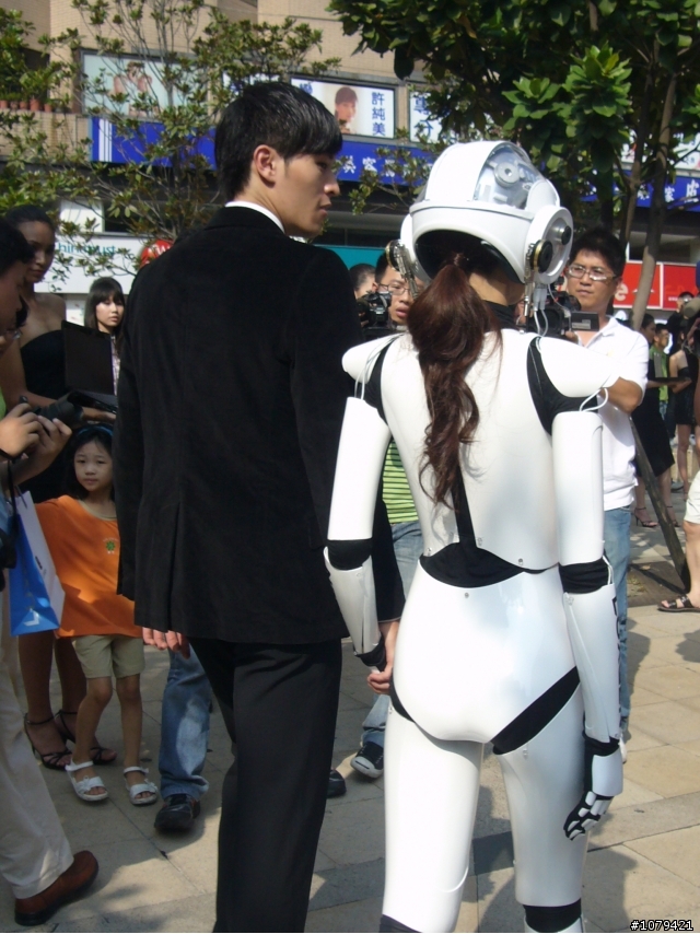 LUXGEN的美女機器人+帥氣男主角