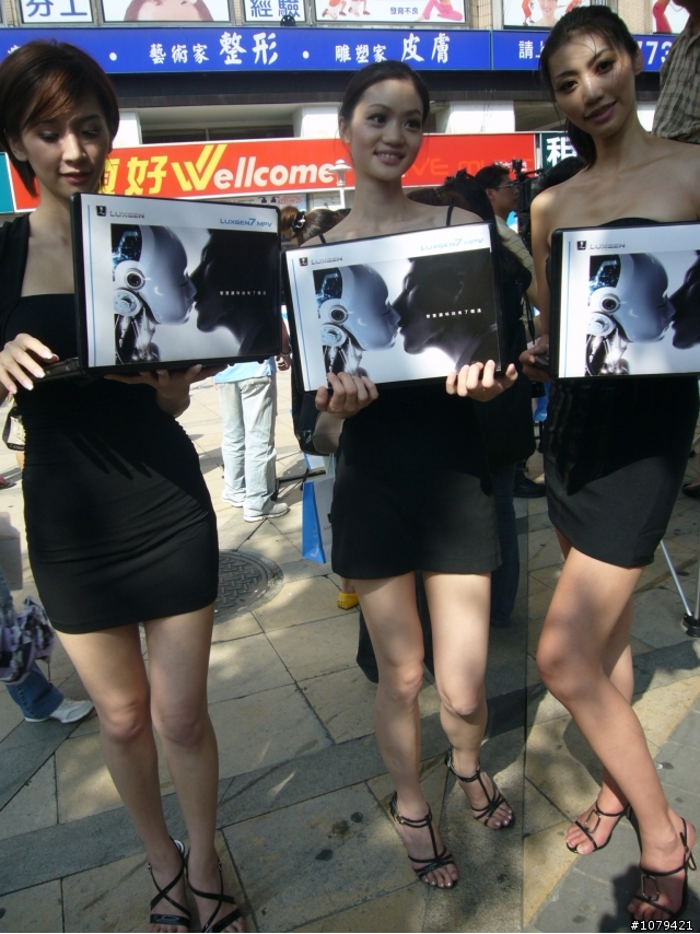 LUXGEN的美女機器人+帥氣男主角