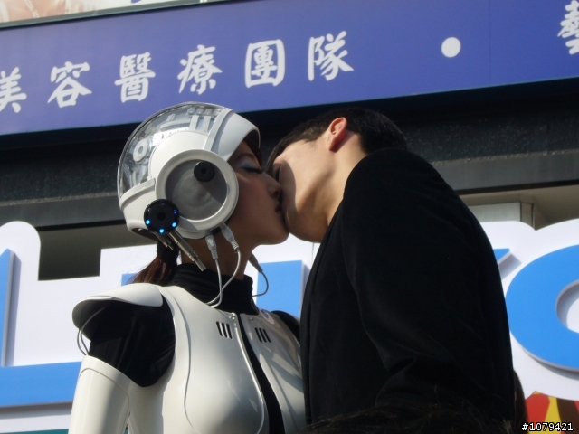 LUXGEN的美女機器人+帥氣男主角