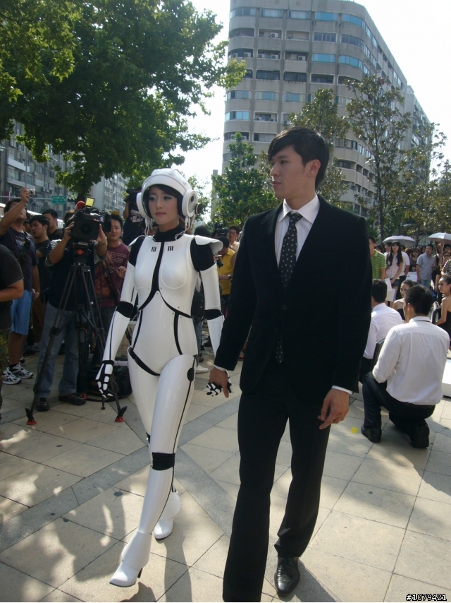 LUXGEN的美女機器人+帥氣男主角