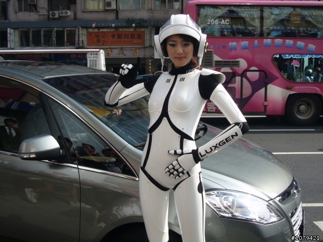 LUXGEN的美女機器人+帥氣男主角