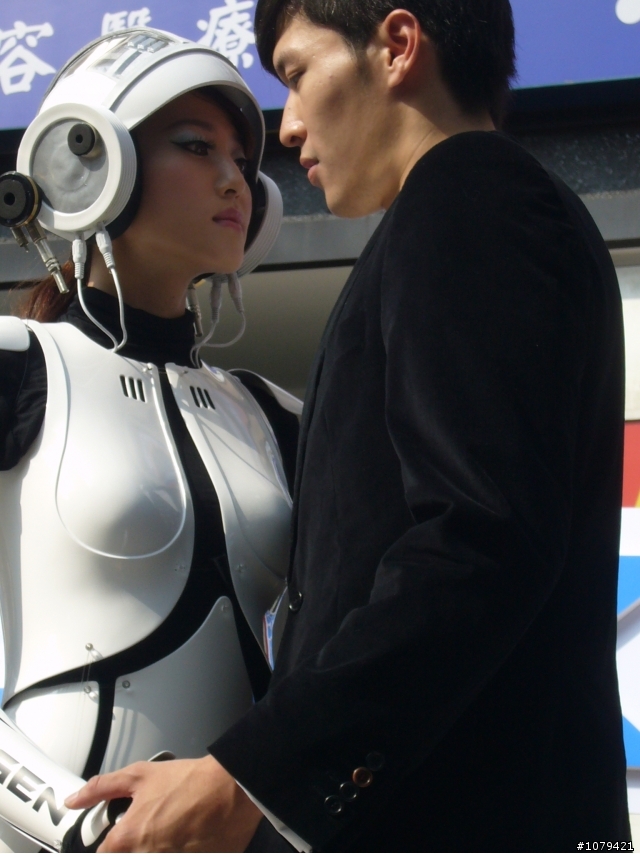 LUXGEN的美女機器人+帥氣男主角