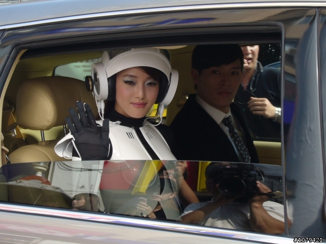 LUXGEN的美女機器人+帥氣男主角