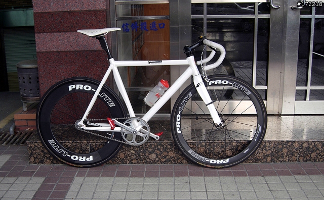 B1 車庫的 MIRO Fixed Gear bike