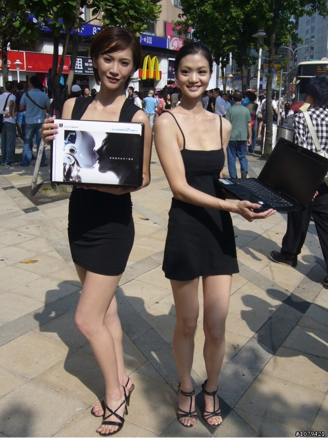LUXGEN的美女機器人+帥氣男主角