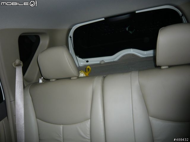 X勒!誰丟我家車子後檔玻璃阿!!