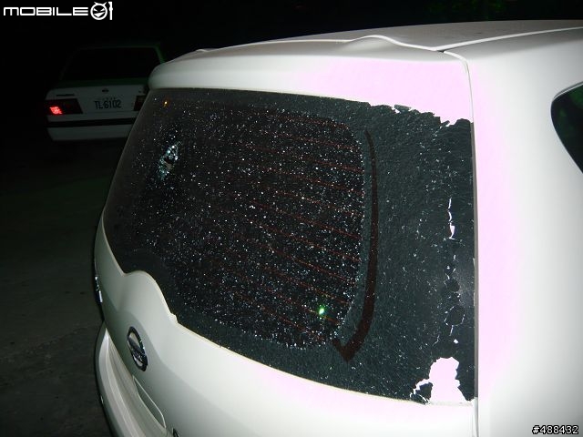 X勒!誰丟我家車子後檔玻璃阿!!