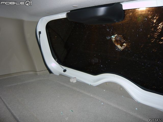 X勒!誰丟我家車子後檔玻璃阿!!