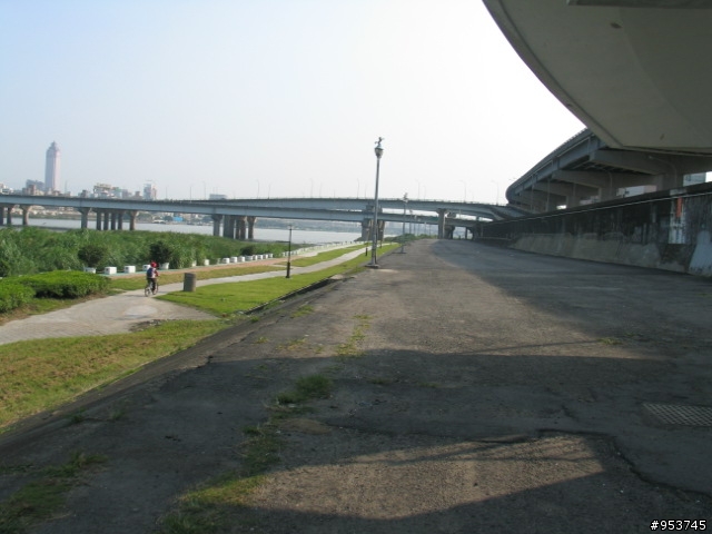 台北橋三重端堤外自行車道已完工可通行