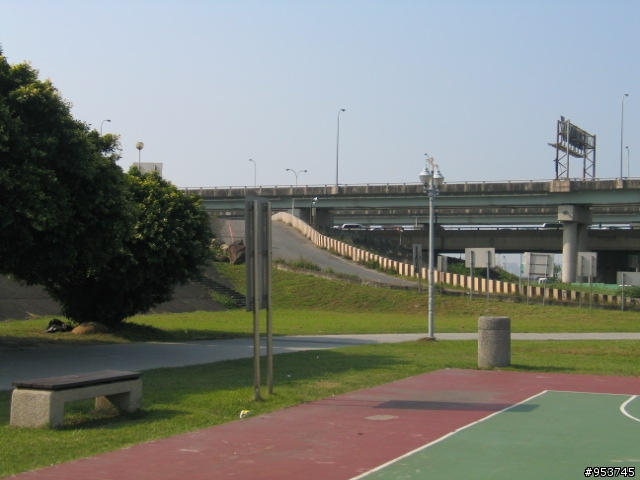 台北橋三重端堤外自行車道已完工可通行