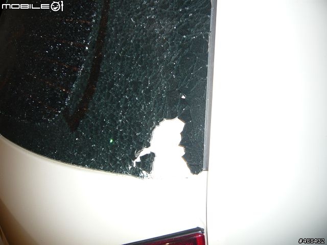 X勒!誰丟我家車子後檔玻璃阿!!