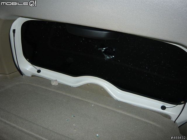 X勒!誰丟我家車子後檔玻璃阿!!