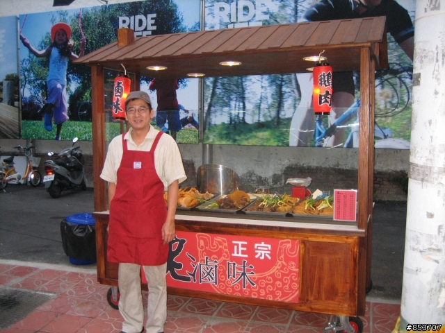 出現在園區大門正對面的"正宗老滷味"(幻象自轉車正門口)