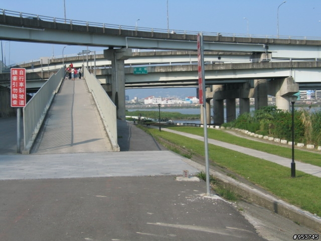 台北橋三重端堤外自行車道已完工可通行