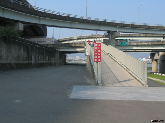 台北橋三重端堤外自行車道已完工可通行