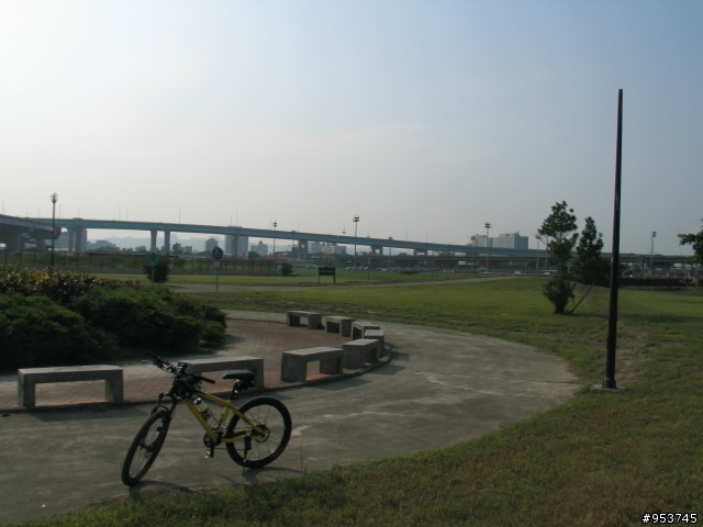 台北橋三重端堤外自行車道已完工可通行