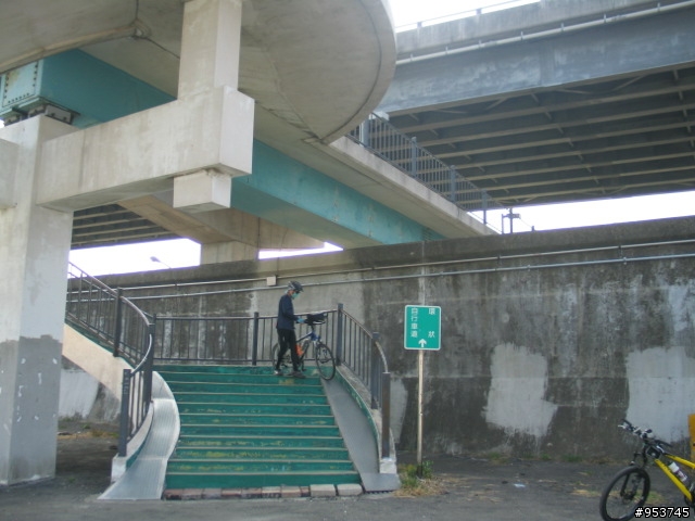 台北橋三重端堤外自行車道已完工可通行