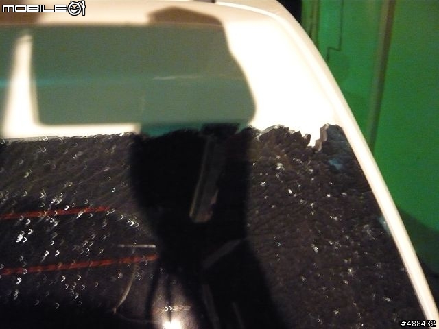 X勒!誰丟我家車子後檔玻璃阿!!