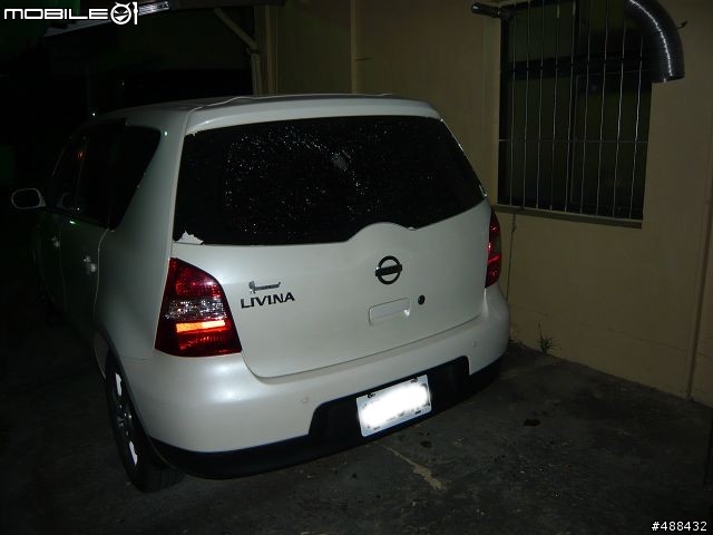 X勒!誰丟我家車子後檔玻璃阿!!