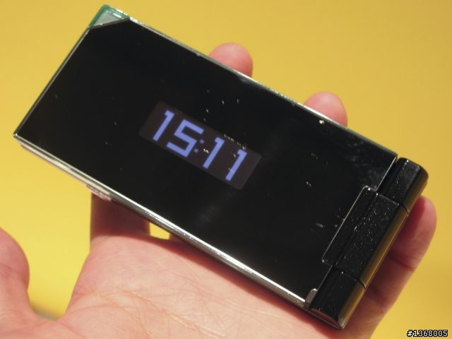 「SH-01B」12.1萬象素CCD元件水晶風格設計是SHARP為docomo定制的PRIME系列成員之一