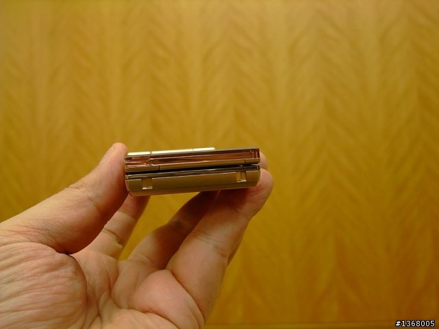 「SH-01B」12.1萬象素CCD元件水晶風格設計是SHARP為docomo定制的PRIME系列成員之一
