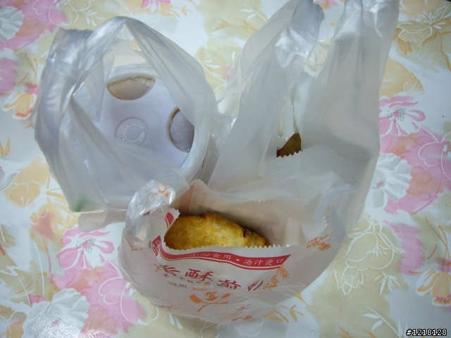 請問老饕們..台中向上市場有什麼比較特別又好吃的?(新增分享圖)禾玖香酥煎包+蜜汁烤肉+紅茶冰