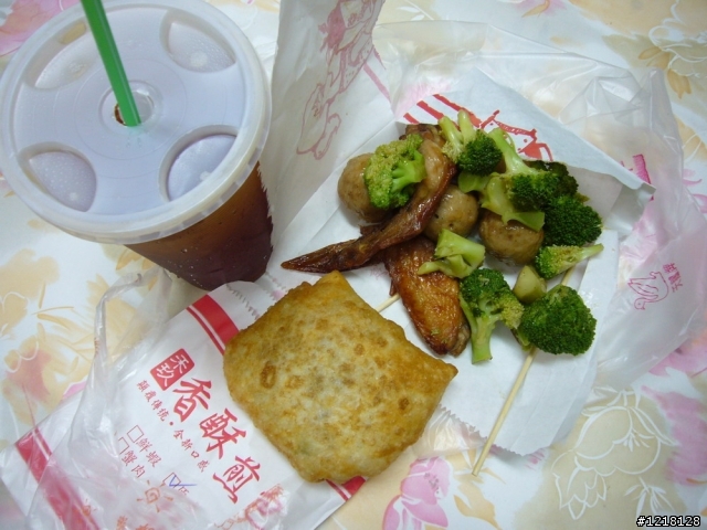 請問老饕們..台中向上市場有什麼比較特別又好吃的?(新增分享圖)禾玖香酥煎包+蜜汁烤肉+紅茶冰