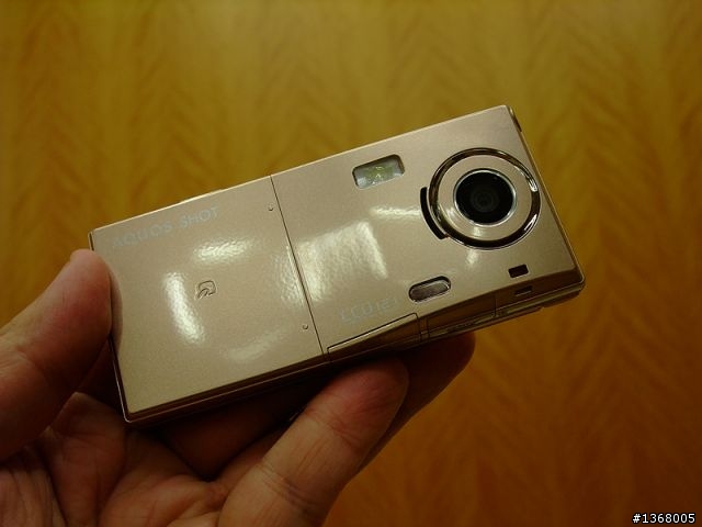 「SH-01B」12.1萬象素CCD元件水晶風格設計是SHARP為docomo定制的PRIME系列成員之一