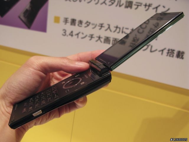 「SH-01B」12.1萬象素CCD元件水晶風格設計是SHARP為docomo定制的PRIME系列成員之一