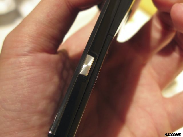 「SH-01B」12.1萬象素CCD元件水晶風格設計是SHARP為docomo定制的PRIME系列成員之一