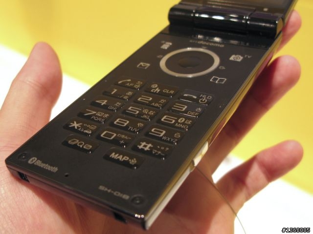 「SH-01B」12.1萬象素CCD元件水晶風格設計是SHARP為docomo定制的PRIME系列成員之一